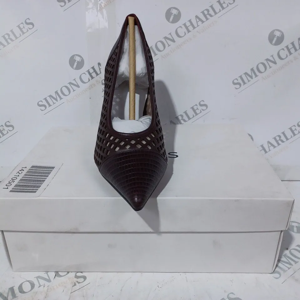 BOXED PAIR OF REISS CLOVER LIZARD SLIP-ON HEELS IN POMEGRANATE SIZE 4