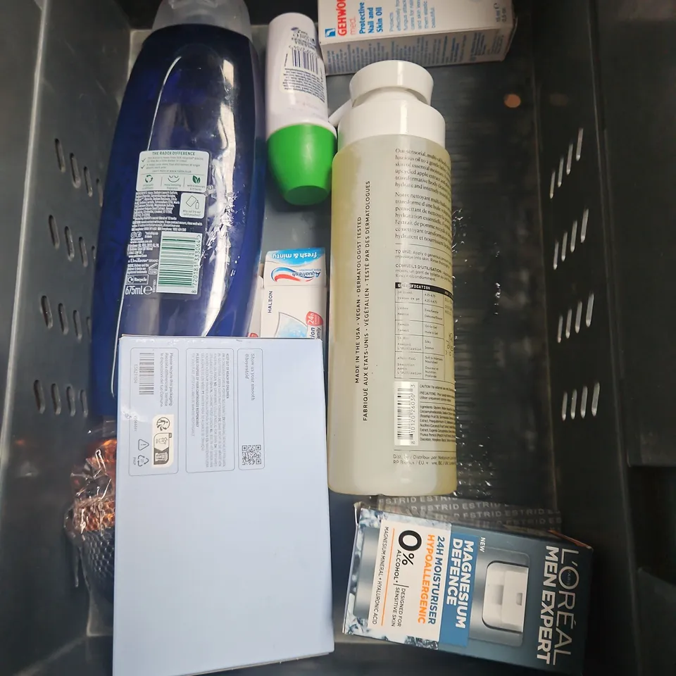 APPROXIMATELY 20 ASSORTED HEALTH & BEAUTY PRODUCTS TO INCLUDE - TRESEMME SHAMPOO - ELV SKIN SUNSCREEN STICK - DR SQUATCH CALL OF DUTY SOAP BAR - ETC