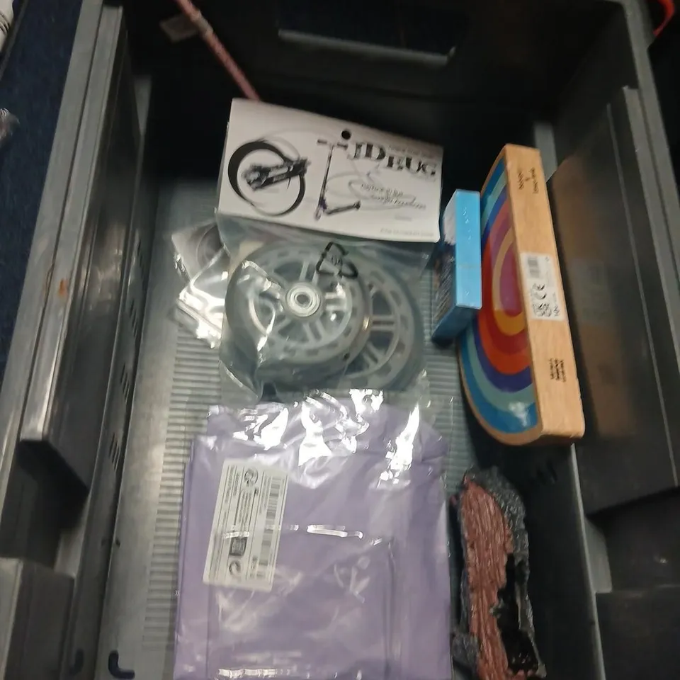 LARGE QUANTITY OF ASSORTED TOYS AND ACCESSORIES TO INCLUDE; REUSABLE DRAWING AND WRITING PAD, MONOPOLY DEAL K POP DEMON HUNTERS, CRACK MAGNETS AND LEGO