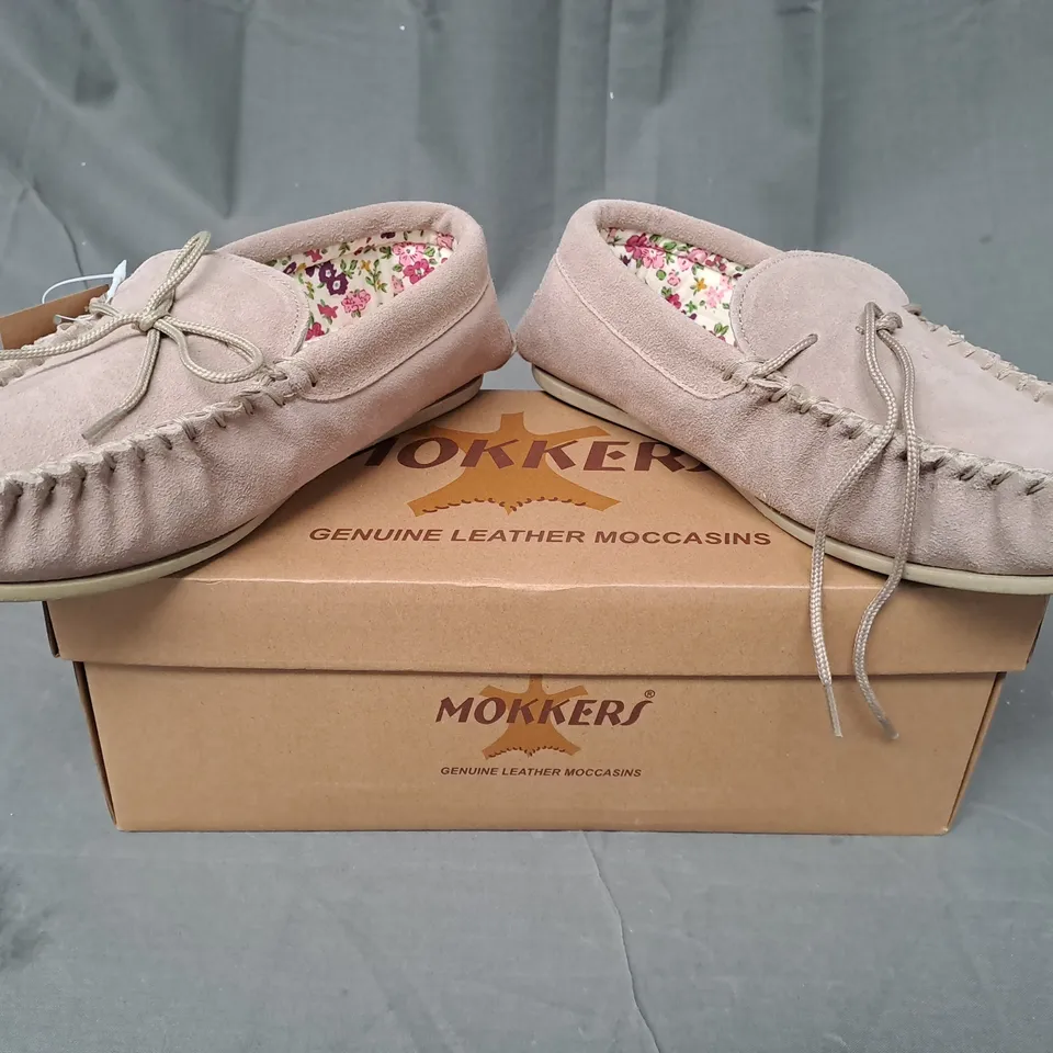 BOXED PAIR OF MOKKERS SUEDE SHOES IN PINK SIZE 5