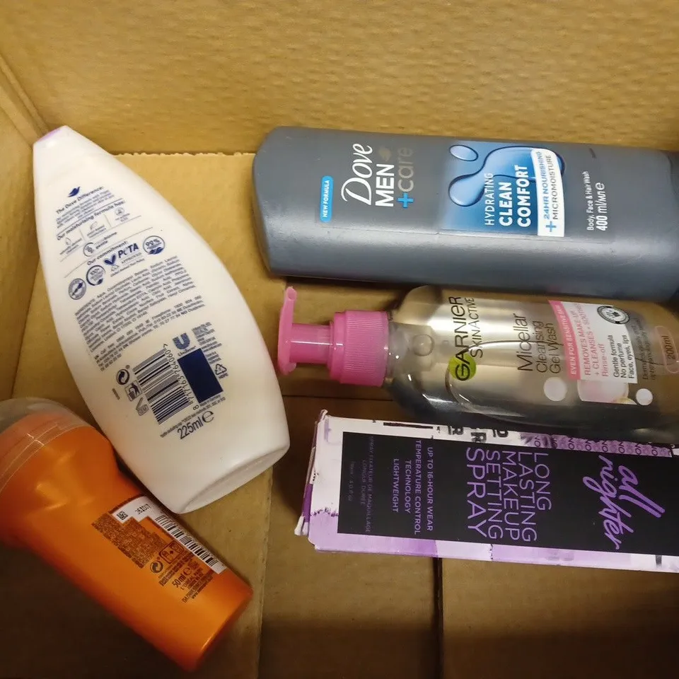 APPROXIMATELY 10 ASSORTED HEALTH AND BEAUTY PRODUCTS TO INCLUDE SANCTUARY SPA BODY LOTION, LOREAL PARIS TRIPLE ACTIVE MOISTURISER, GARNIER CLEANSING WATER
