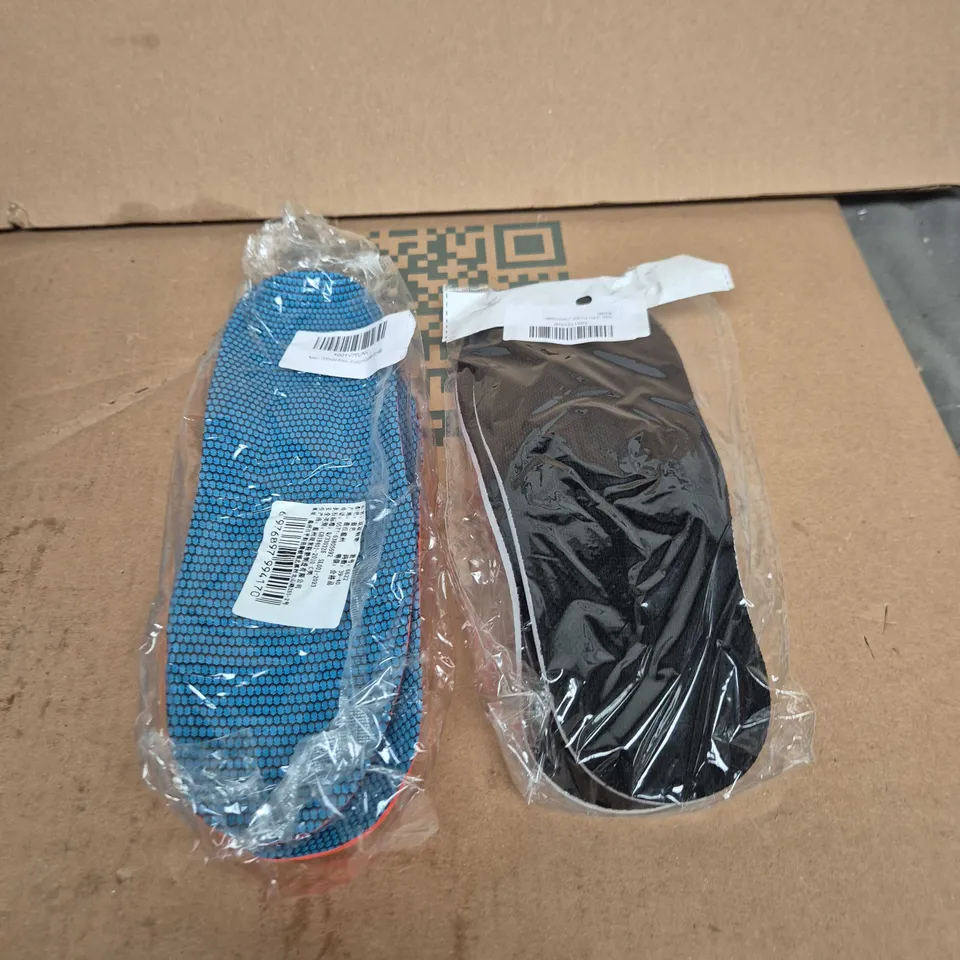BOX OF APPROXIMATELY 25 PAIRS OF SHOE INSOLES – BLUE AND BLACK, IN SEALED PACKAGING 