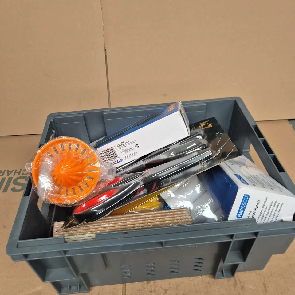 TOTE OF APPROXIMATELY 5 ASSORTED ITEMS INCLUDING RAPESCO 4 HOLE METAL PUNCH, MAGNIFICENCE 7 STAR 3 PACK OF KITCHEN SCISSORS AND LINK POWER STRIP