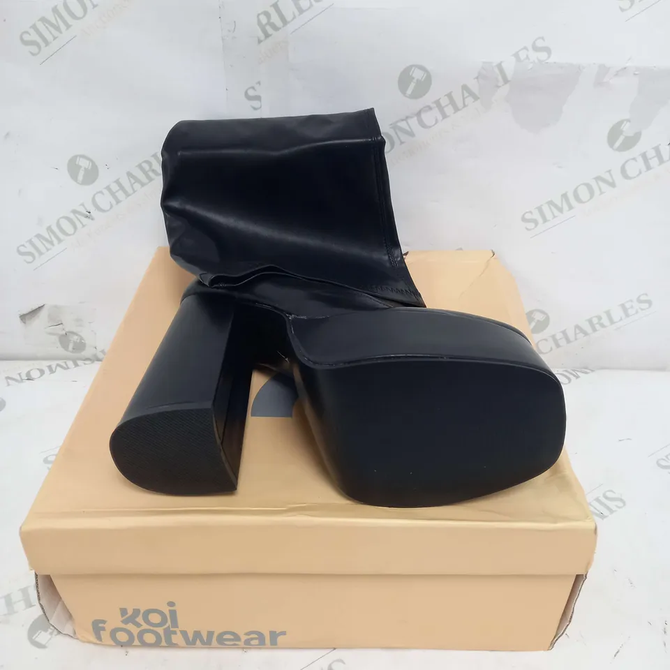 BOXED PAIR OF KOI FOOTWEAR RESTLESS RISER STRETCH PLATFORM LONG BOOTS IN BLACK - SIZE 4