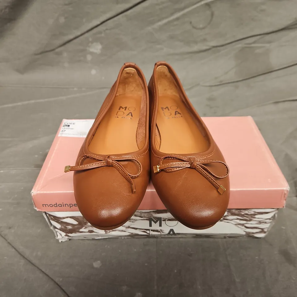BOXED PAIR OF MODA IN PELLE EVIEE BOW DETAIL UNLINED BALLERINA SHOE - UK SIZE 37