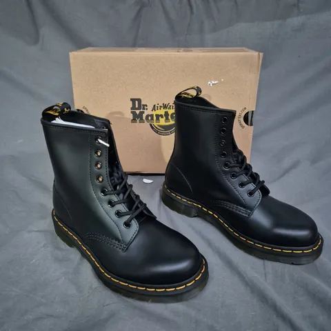 BOXED PAIR OF DR AIRWAIR MARTENS BLACK SMOOTH BOOT UK 5