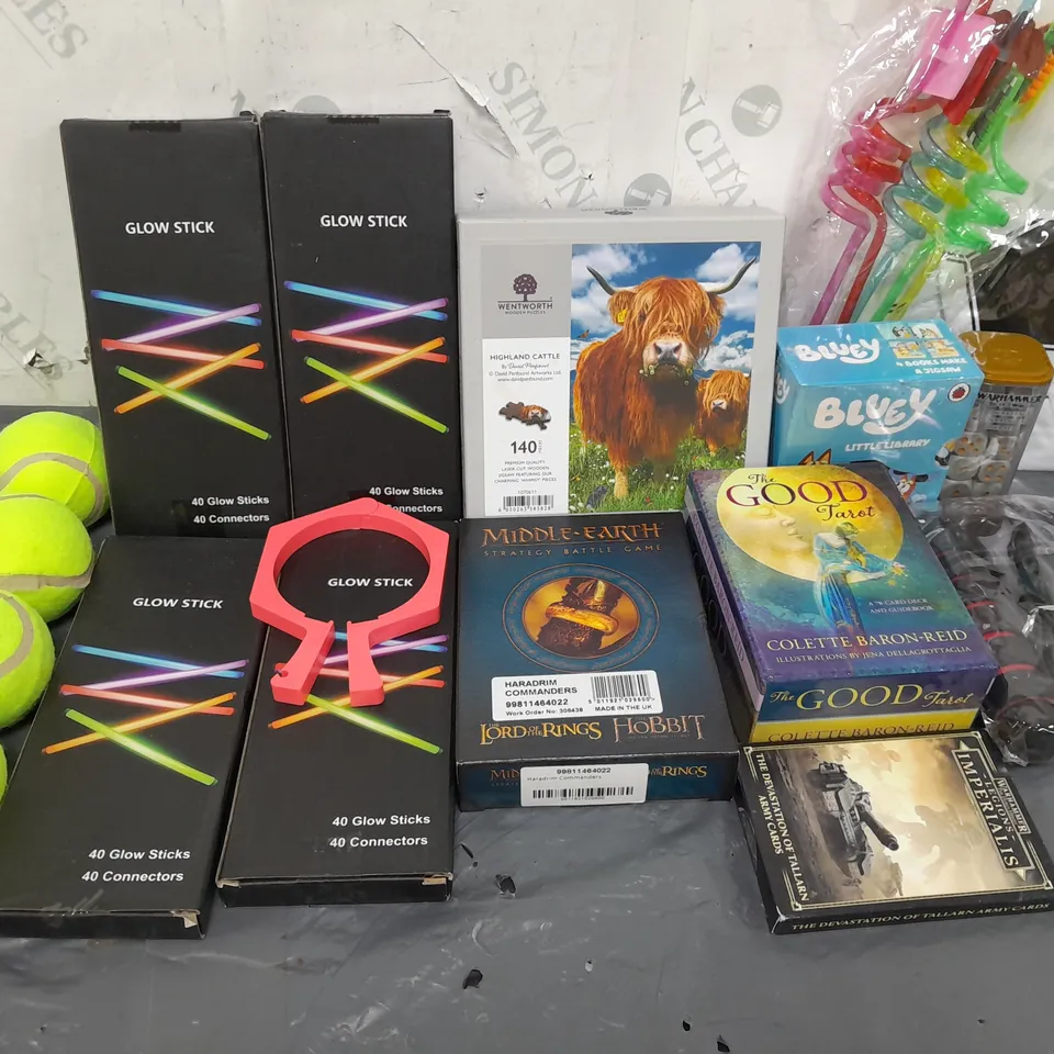 APPROXIMATELY 20 ASSORTED TOYS & GAMES PRODUCTS TO INCLUDE MIDDLE EARTH HARADRIM COMMANDERS STRATEGY GAME, THE GOOD TAROT COLETTE BARON-REID, GLOW STICKS, ETC