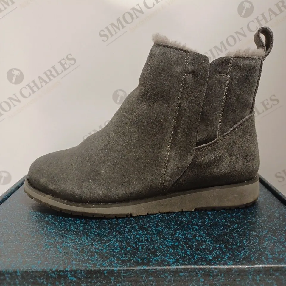 BOXED EMU PANU SUEDE BOOTS, DARK GREY - SIZE 5