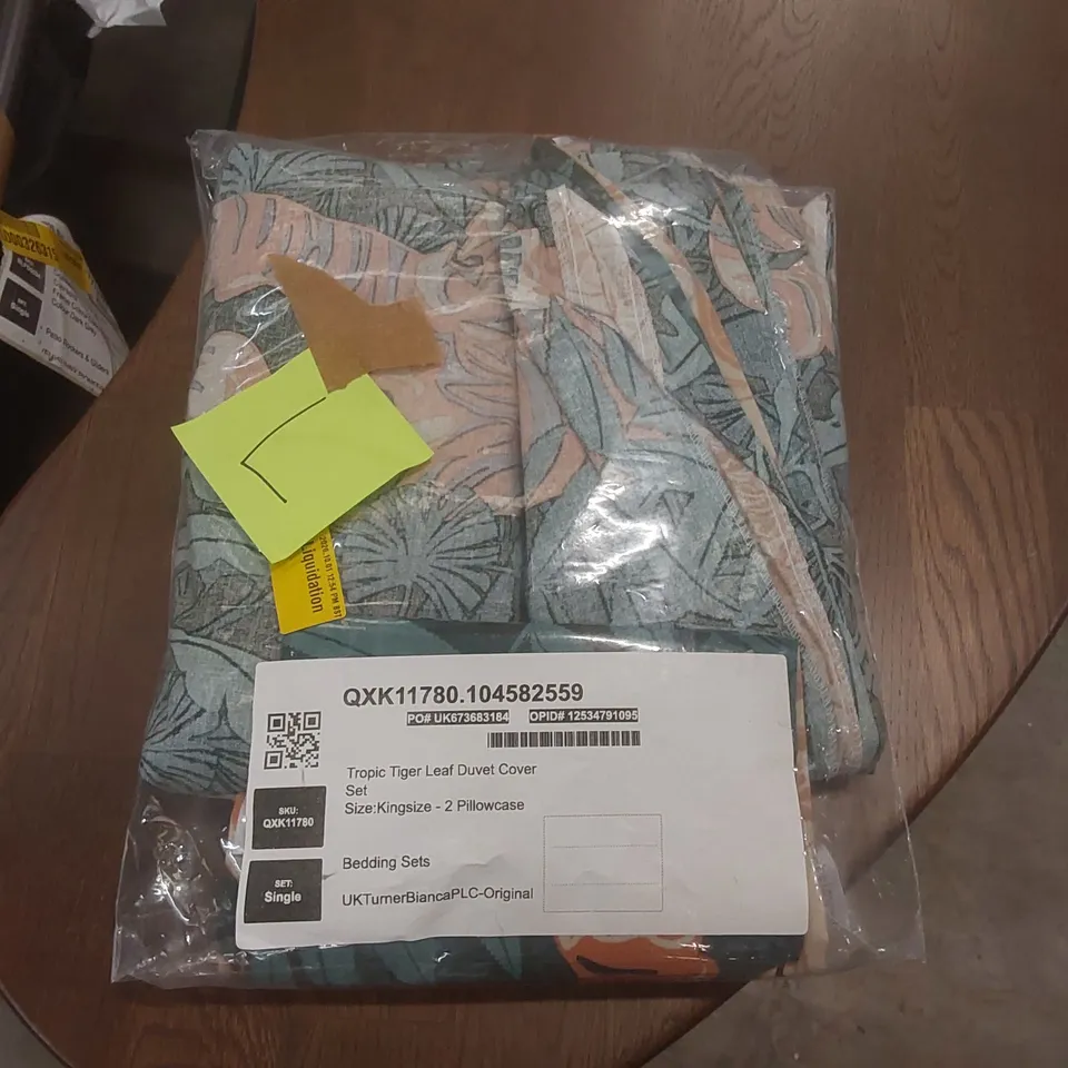 BAGGED TROPIC TIGER LEAF DUVET COVER SET SIZE: KINGSIZE - 2 PILLOWCASE