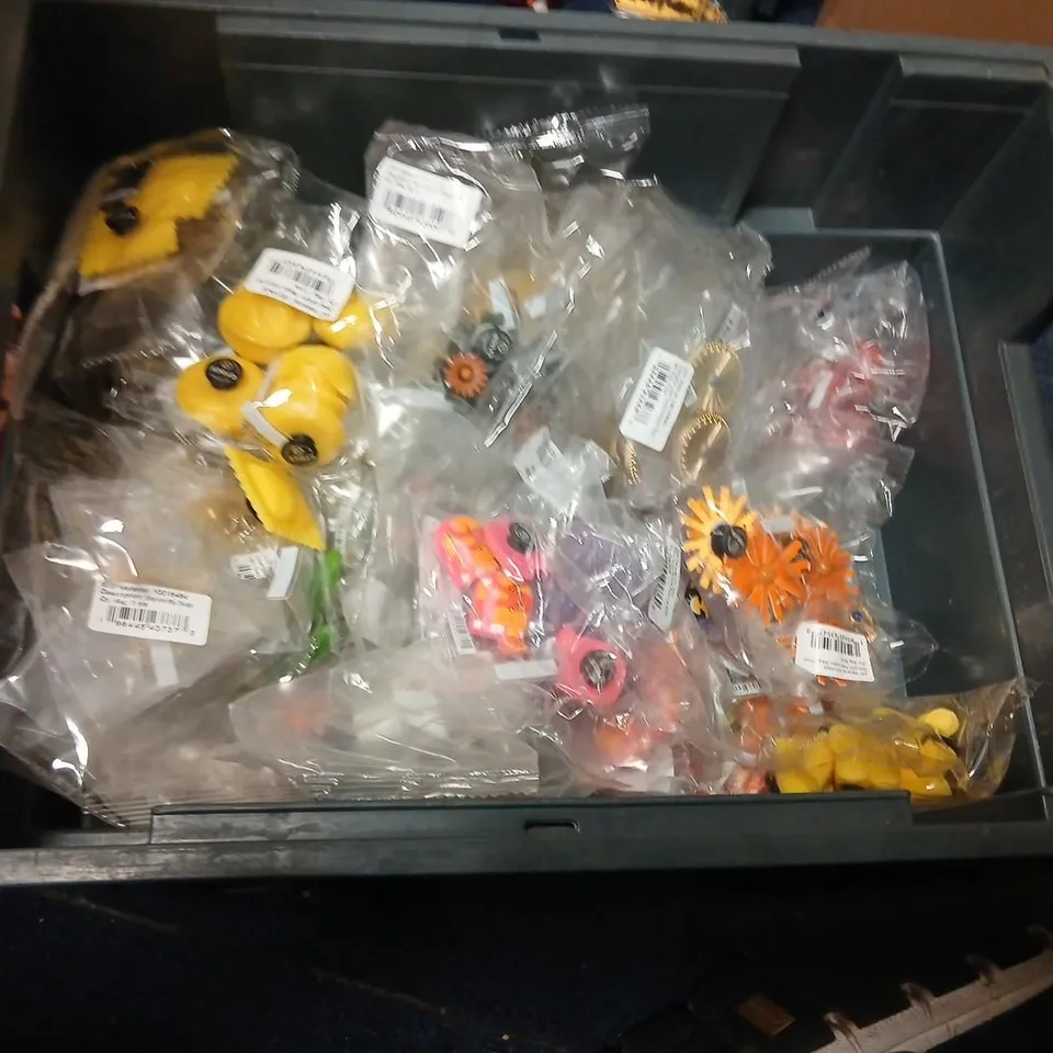 LARGE QUANTITY OF ASSORTED CROCS SHOE CHARMS
