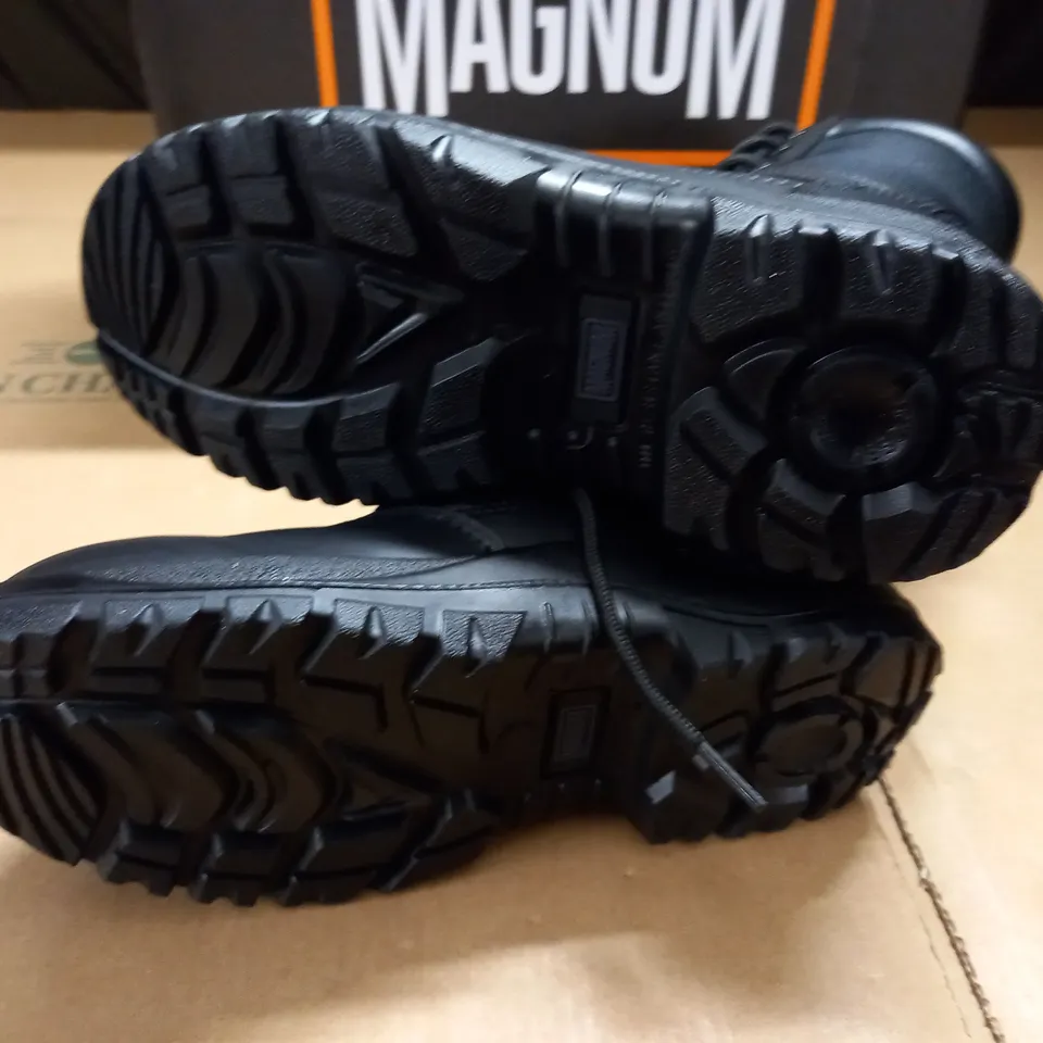 BOXED PAIR OF MAGNUM PANTHER LITE 8.0 SZ BOOTS - UK 4