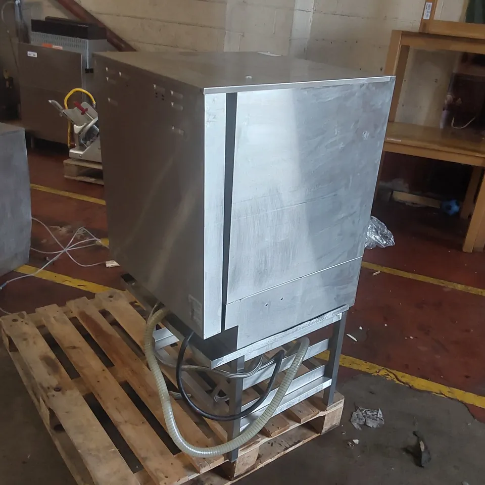 MEIKO UNDERCOUNTER DISHWASHER UPSTER U500S WITH STAND