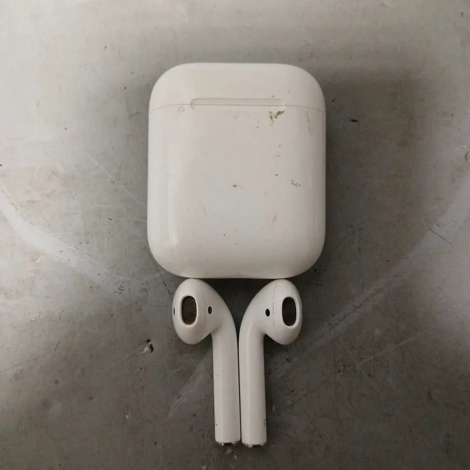 APPLE AIRPODS WITH CHARGING CASE - A1602