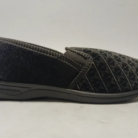 BOXED PAIR OF JO & JOE SLIPPERS IN BLACK SIZE 8