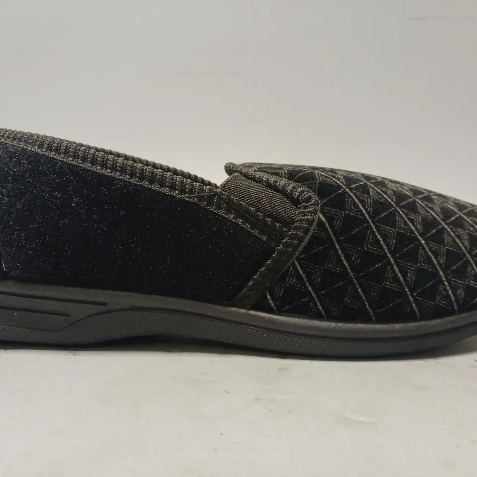 BOXED PAIR OF JO & JOE SLIPPERS IN BLACK SIZE 8