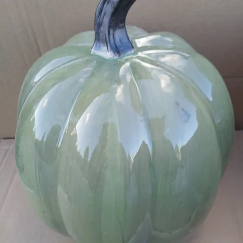 FOUR GISELA GRAHAM DECORATIVE CERAMIC PUMPKIN ORNAMENT – PALE GREEN GLAZE, DARK STEM