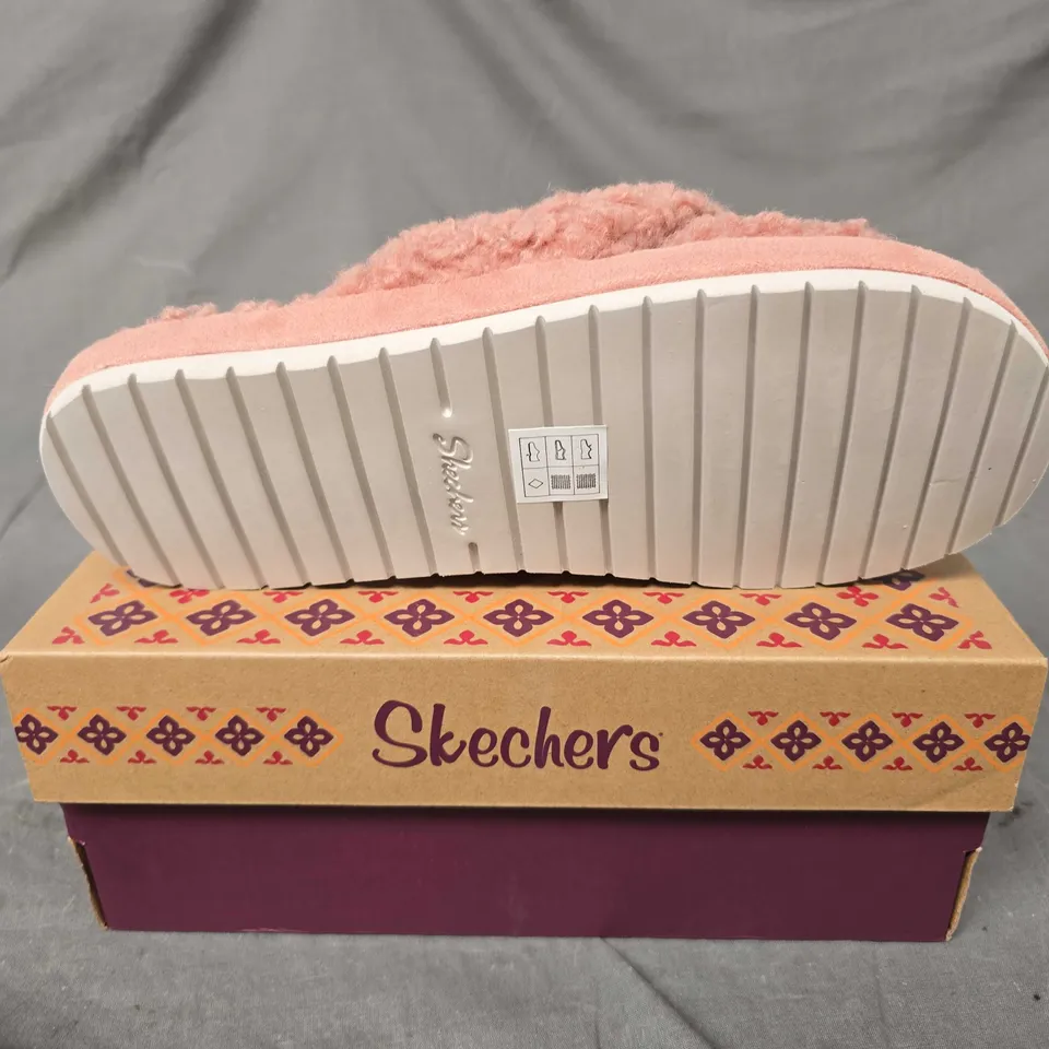 BOXED PAIR OF SKECHERS COZY SLIDE ON SLIPPERS - 5