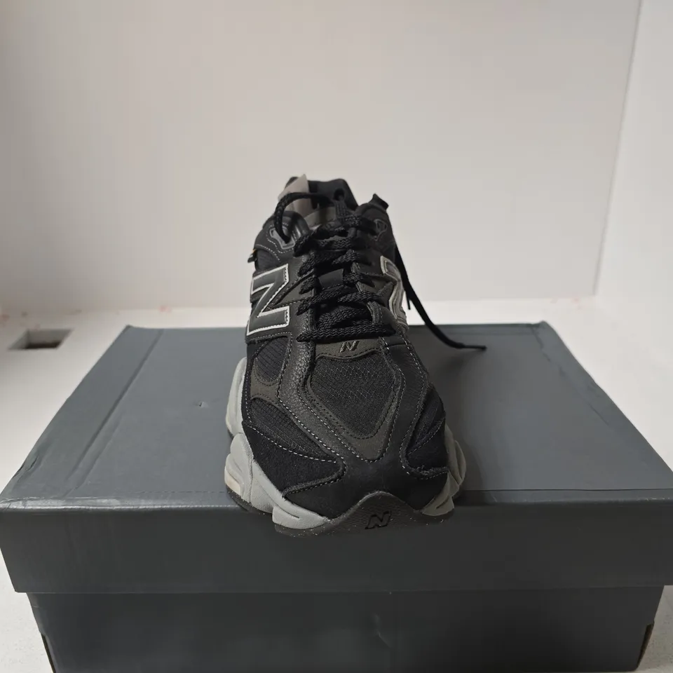 NEW BALANCE BLACK/GREY TRAINERS UK 9 BOXED