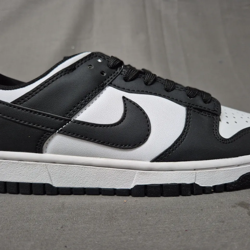 BOXED PAIR OF NIKE DUNK LOW SHOES IN BLACK/WHITE UK SIZE 4.5