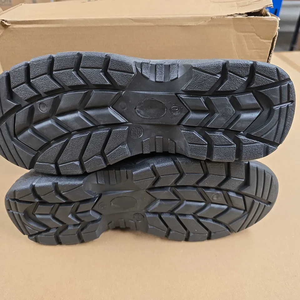 BRAND NEW PAIR OF PROMAN PM102 OMAHA CHUKKA SAFETY SHOES IN BLACK - UK 10