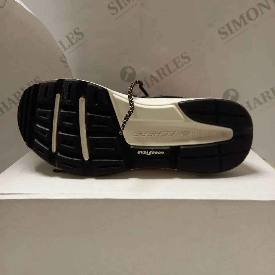 SKECHERS BLACK JOG TRAINERS - SIZE 6