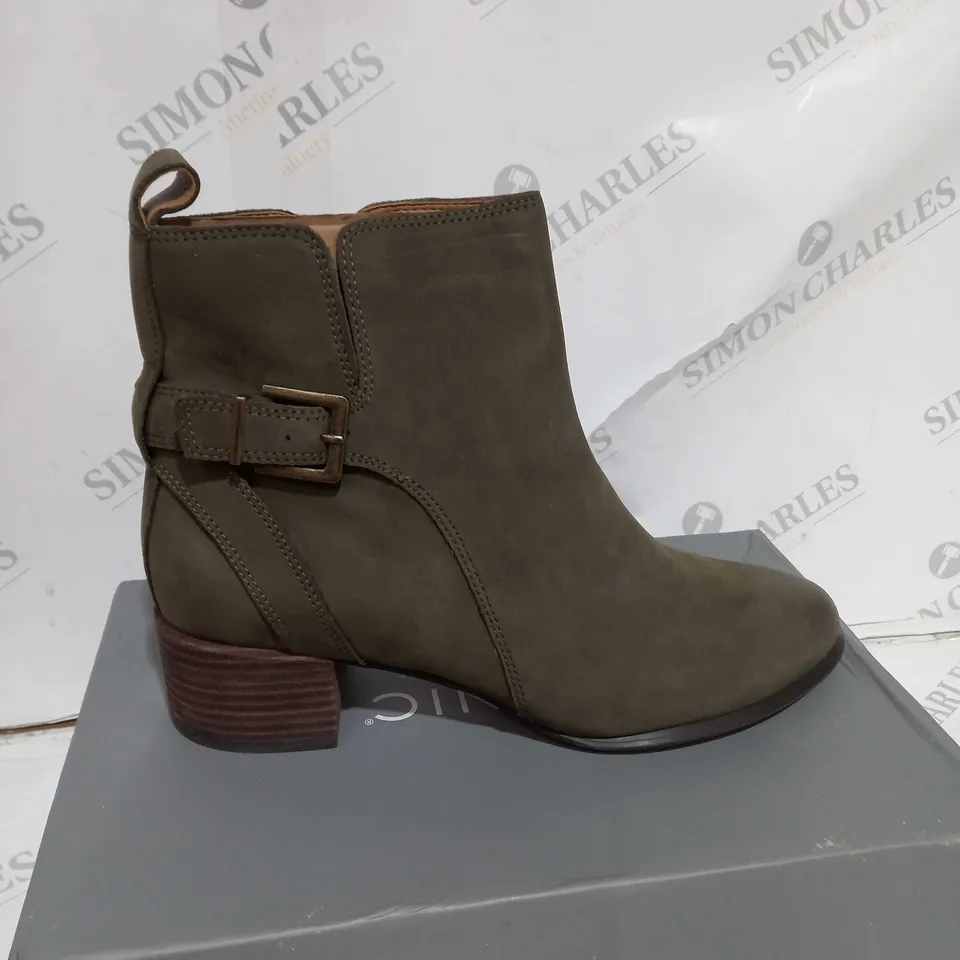 BOXED PAIR OF VIONIC SIENNA ANKLE BOOTS IN OLIVE SIZE 7