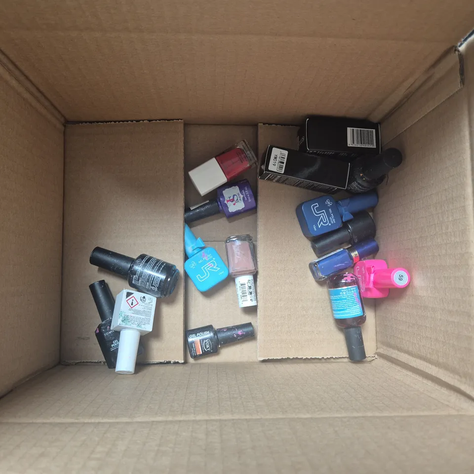 APPROXIMATELY 20 BOTTLES OF NAIL VARNISH TO INCLUDE RARJSM, MISS DOLLA AND GEL BEAUTY