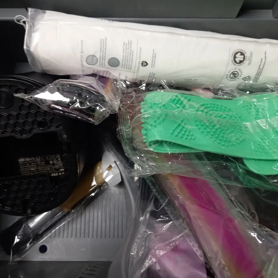BOX OF APPROX 10 ASSORTED HEALTH AND BEAUTY ITEMS TO INCLUDE - GILLETTE VENUS 3 - PADDLE BRUSH - BOOTS WOOL PADS ETC