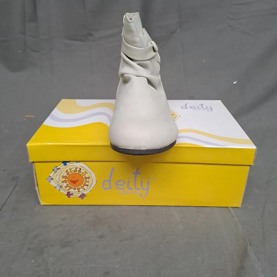 BOXED LOT OF 16 PAIRS OF LADIES SHOES. VARIOUS SIZES