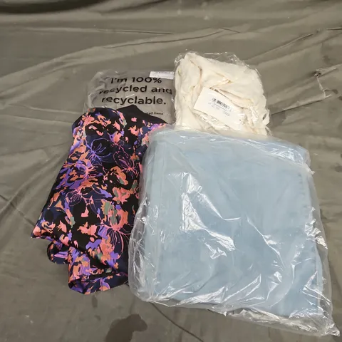 APPROXIMATELY 20 ASSORTED CLOTHING ITEMS IN VARIOUS STYLES AND SIZES 