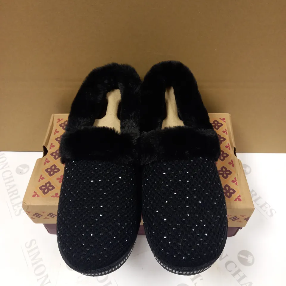 SKECHERS COZY SLIPPER BLACK - SIZE 6