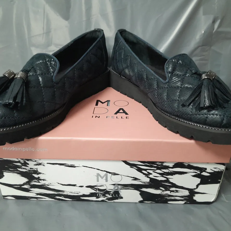 BOXED PAIR OF MODA IN PELLE QUILTED LOAFERS W. TASSEL IN NAVY SIZE 6