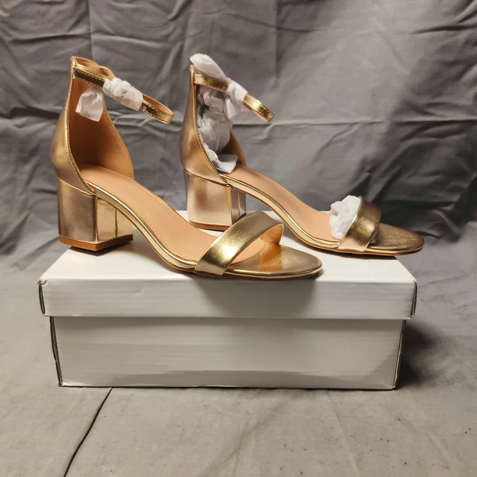 BOXED PAIR OF UNBRANDED OPEN TOE BLOCK HEEL SANDALS IN GOLD SIZE EU 37
