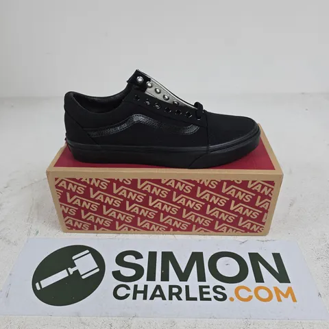 BOXED PAIR OF VANS OLD SKOOL TRAINERS IN BLACK - UK 6.5