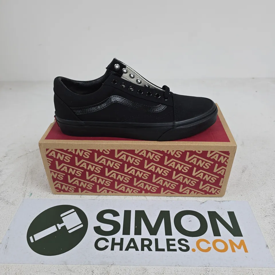 BOXED PAIR OF VANS OLD SKOOL TRAINERS IN BLACK - UK 6.5