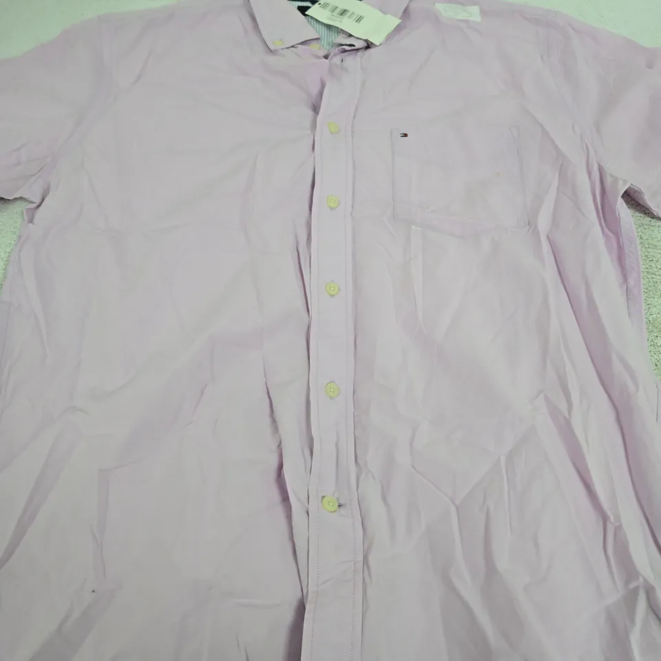 TOMMY HILFIGER SHORT SLEEVED SHIRT - SIZE LARGE 