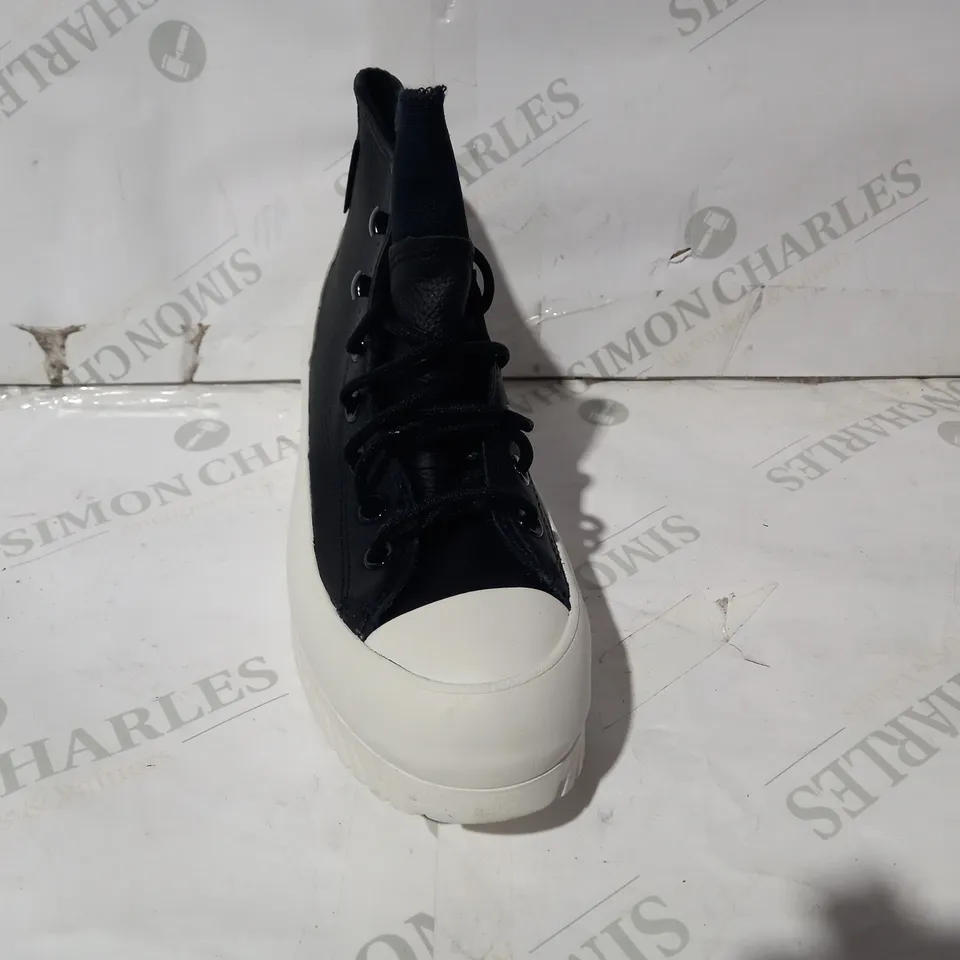 BOXED PAIR OF DESIGNER SHOES IN THE STYLE CONVERSE IN BLACK/WHITE UK SIZE 5.5