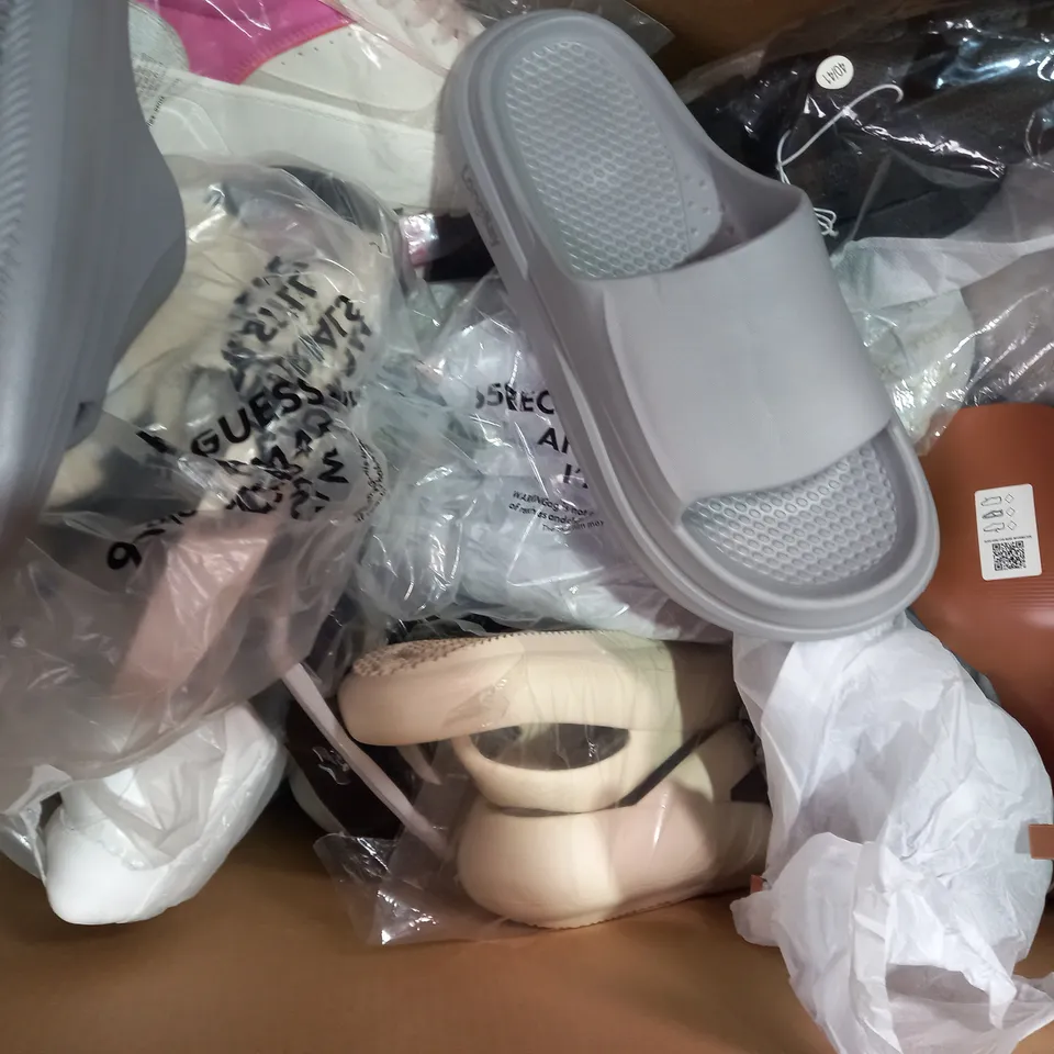 BOX OF APPROXIMATELY 20 ASSORTED PAIRS OF SHOES AND FOOTWEAR ITEMS IN VARIOUS STYLES AND SIZES TO INCLUDE NEW LOOK, ARCHIES, VANS, ETC