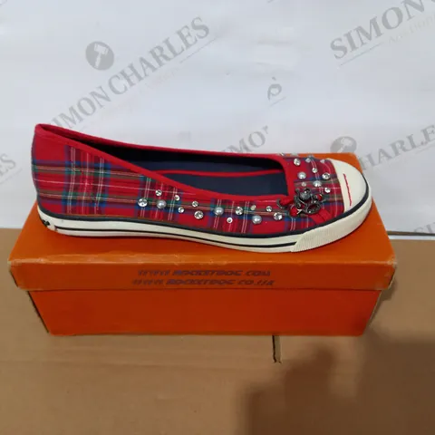 BOXED PAIR OF ROCKET DOG TARTAN DETAIL SHOES SIZE 39