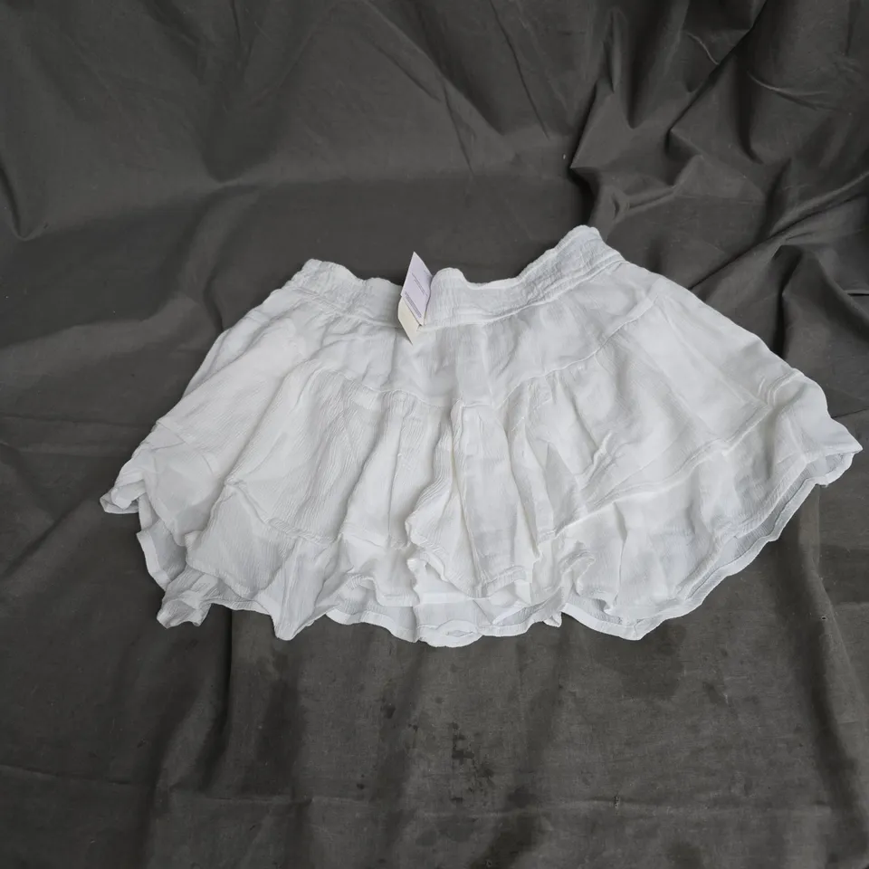 HOLLISTER SKORT IN WHITE SIZE M