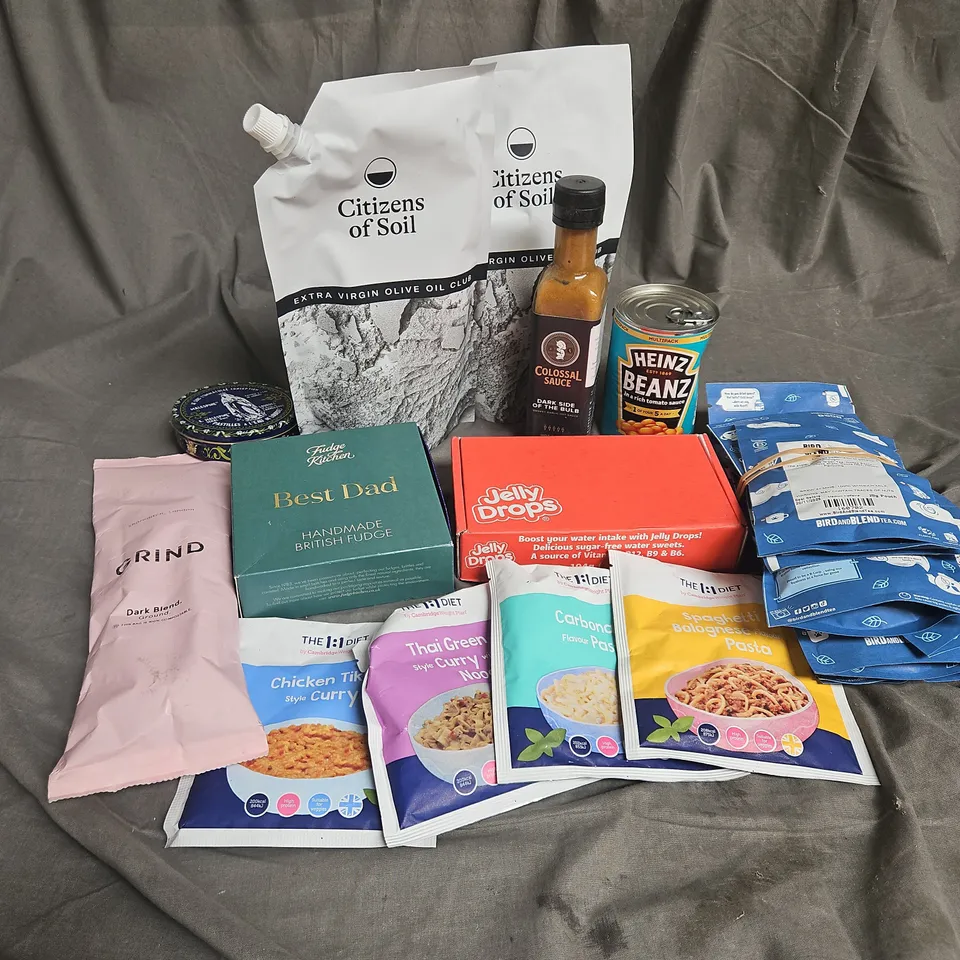 APPROXIMATELY 10 ASSORTED FOOD ITEMS TO INCLUDE CITIZENS OF SOIL OLIVE OIL, FUDGE KITCHEN BEST DAD FUDGE, GRIND COFEE DARK BLEND, ETC - COLLECTION ONLY