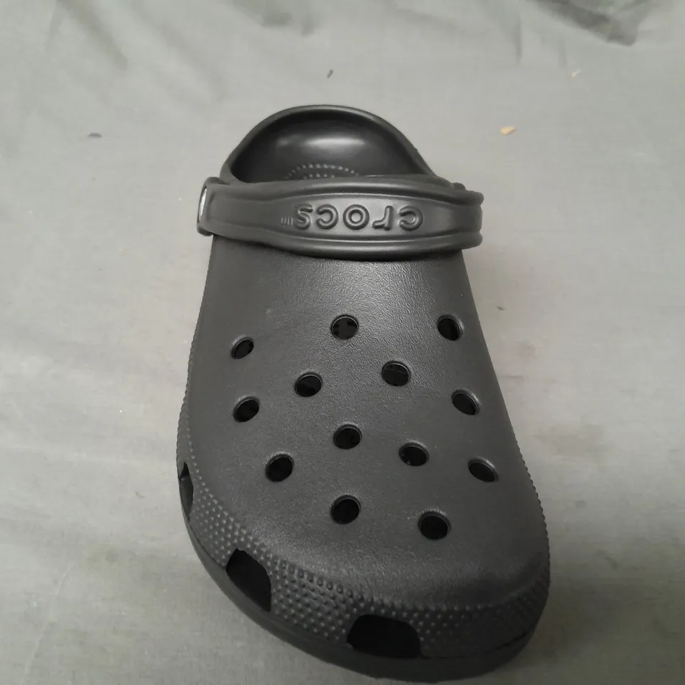 PAIR OF CROCS CLASSICS IN BLACK UK SIZE M8/W9