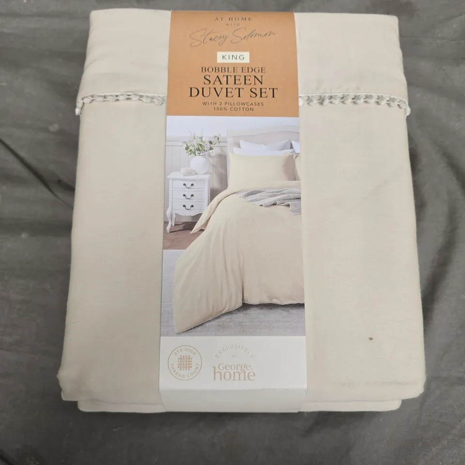 AT HOE WITH STACEY SOLOMON BOBBLE EDGE SATEEN DUVET SET IN OFF WHITE COLOUR - KING