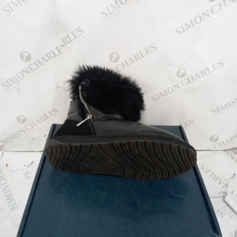 BOXED PAIR OF EMU TEDDY WURREN BOOTS IN BLACK - UK SIZE 7