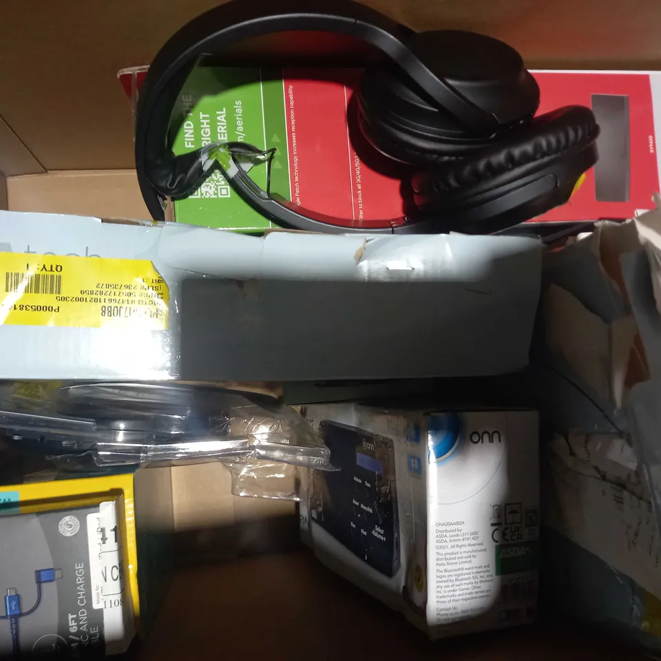 BOX OF APPROXIMATELY 10 ASSORTED ELECTRICAL ITEMS TO INCLUDE JUICE XL USB-C TO APPLE LIGHTNING CHARGE CABLE, ONN DAB+/FM RADIO, JUICEDISCO MICROPHONE, ETC