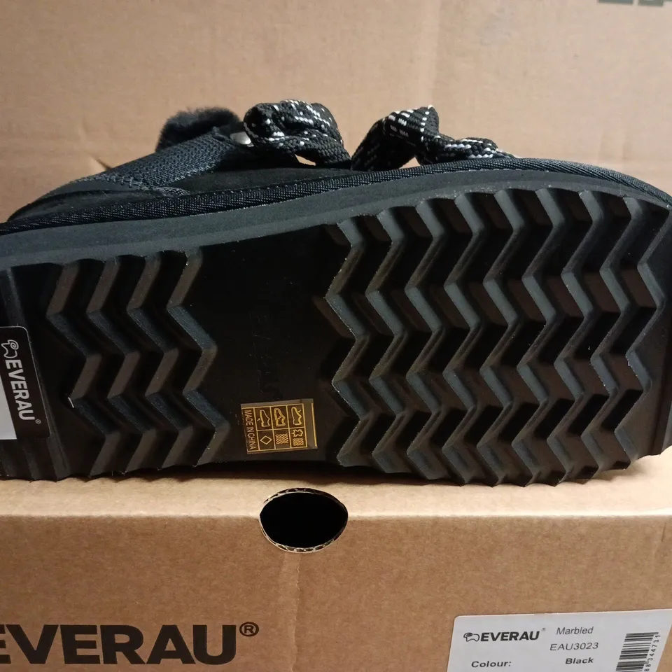 BOXED PAIR OF EVERAU BLACK MARBLED WINTER BOOTS – UK 5.5 (EU 38)