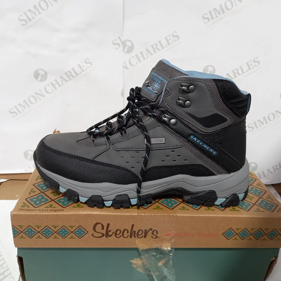 BOXED PAIR OF SKECHERS CHARCOAL HIKERS BOOTS - SIZE 6.5