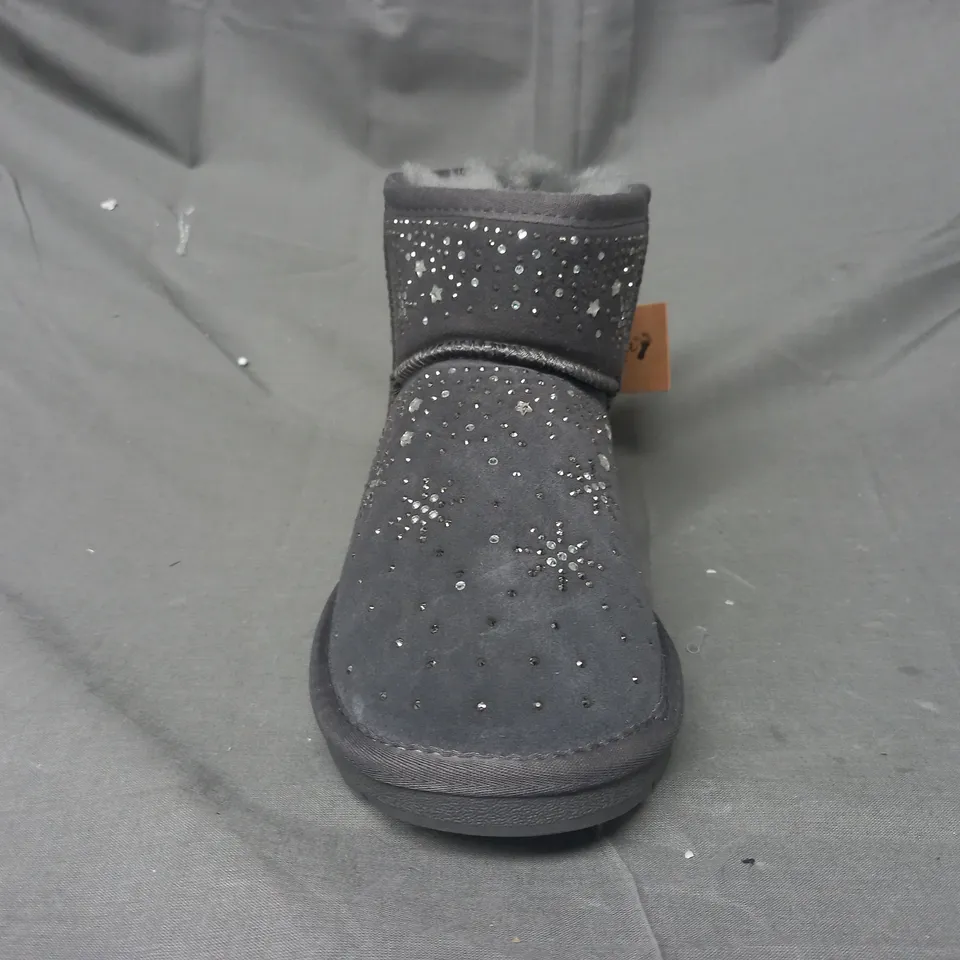 BOXED PAIR OF BONOVA BOOTS IN GREY SIZE 6 