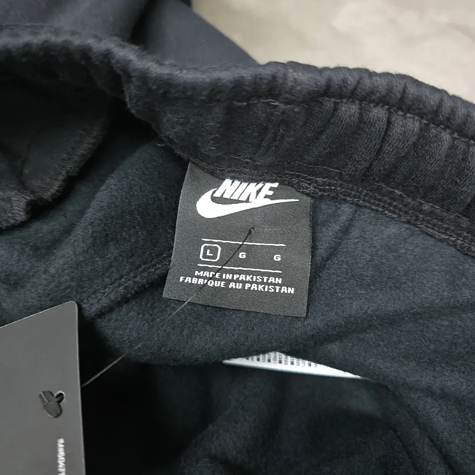 NIKE STANDARD FIT JOGGERS IN BLACK - LARGE