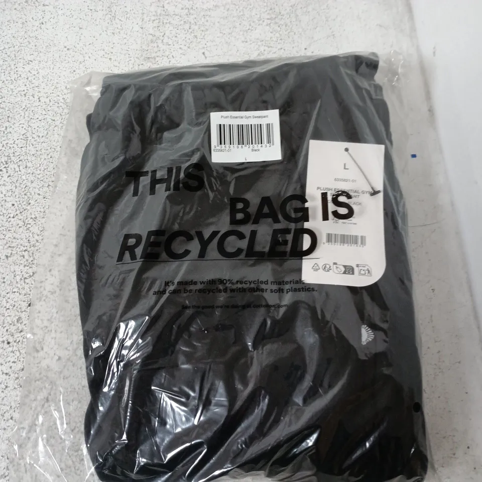 APPROXIMATELY 10 ASSORTED PLUSH ESSENTIAL GYM SWEATPANTS IN VARIOUS SIZES IN BLACK